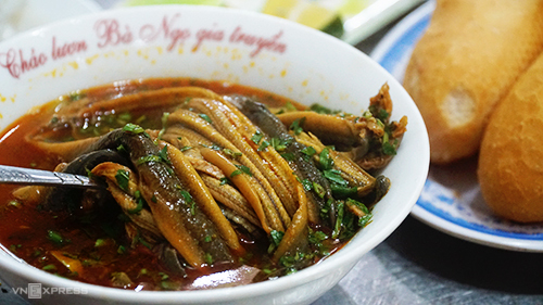 Phần súp lươn tại quán lươn Vinh có giá từ 30.000 đồng