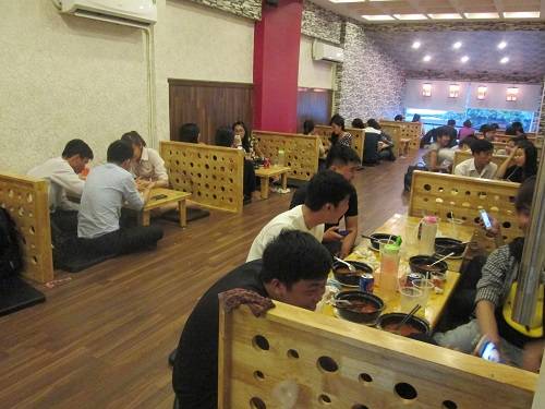 Quán mì cay Cần Thơ khá đông khách vào mỗi buổi chiều