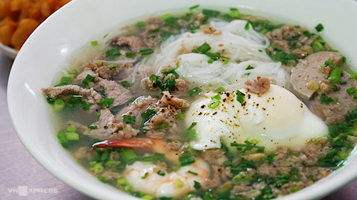 Bún nước muối ớt tại quán mì tóp mỡ Sài Gòn. Ảnh: Di Vỹ.