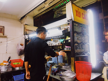Chiếc xe để thực phẩm làm bằng gỗ có trang trí các hoa văn Trung Hoa là điều dễ dàng nhận biết một quán ăn gốc Hoa. Ảnh: Di Vỹ.
