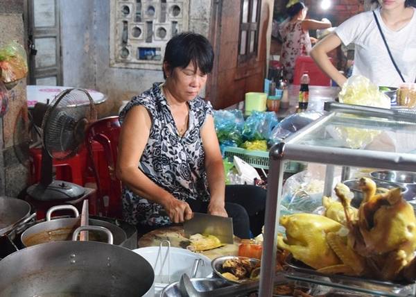 Quán mì Quảng Mũi Né không tên chỉ có biển hiệu ghi các món như mì Quảng, cơm gà, bún bò, cháo vịt... nhưng luôn tấp nập thực khách. Người địa phương ăn nhiều khiến du khách tò mò thử và yêu thích.