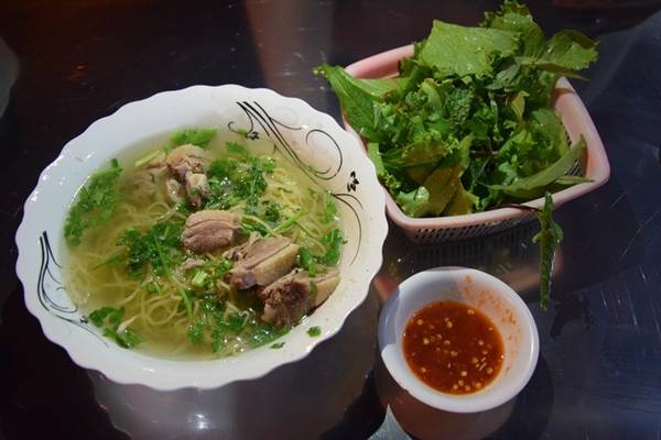 Mì Quảng thịt vịt là món được yêu thích tại quán mì Quảng Mũi Né với sợi mì nhỏ màu vàng, nhiều nước, ăn kèm rau sống và nước mắm ớt.