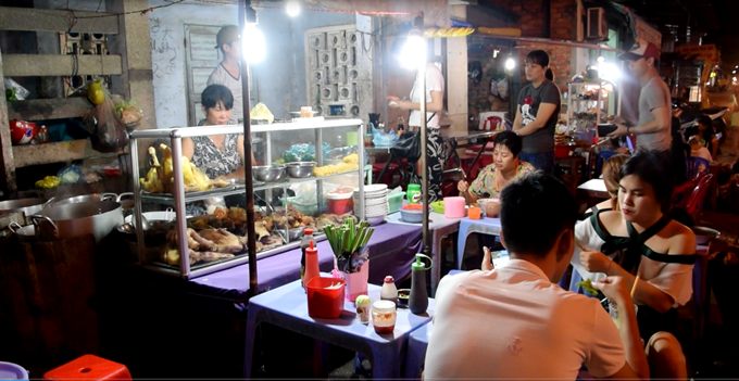 Quán mì Quảng Mũi Né bán từ 5h chiều đến khuya trên đường Huỳnh Thúc Kháng, đối diện chợ đêm Mũi Né. Giá các món từ 30.000 đồng.