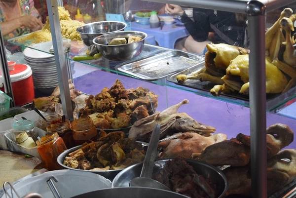 Một tủ kính bày các nguyên liệu nóng hổi như gà, vịt, giò heo, mì tươi... Khi có khách gọi món thì chủ quán mới chặt thịt gà, vịt... luôn tay.