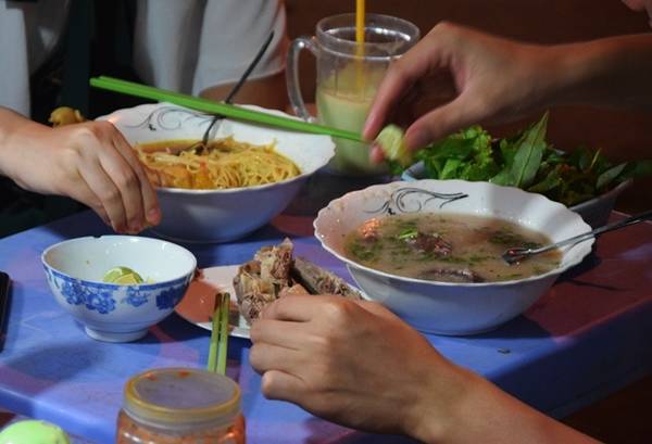 Các món cháo ăn kèm gỏi vịt cũng được yêu thích. Một du khách Hàn Quốc chia sẻ cô ăn cháo gỏi vịt thấy ngon nên đã mua thêm phần mang về cho bạn đồng hành.