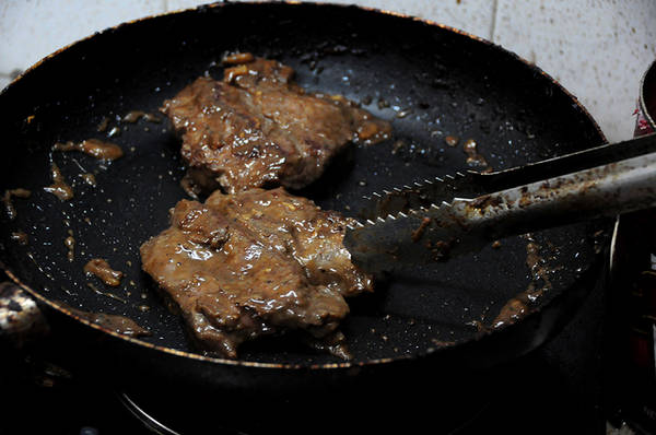 Ngoài mì spaghetti, A Hoài còn trổ tài làm món beefsteak bằng bò Úc