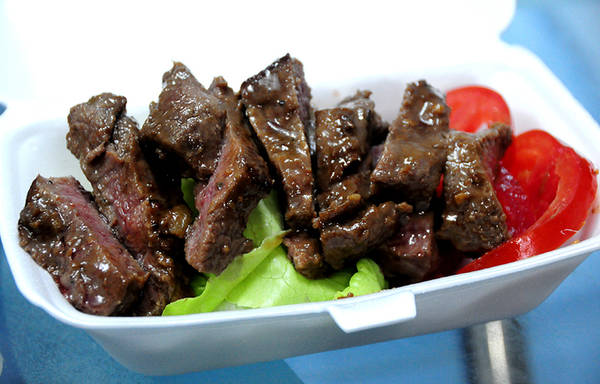 A Hoài ướp beefsteak pha trộn hai phong cách Âu - Á nhưng thiên Á. Miếng bò chính vì thế đậm đà hơn do thấm gia vị.
