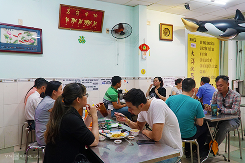 Không gian quán mì vịt tiềm Sài Gòn nhỏ nhưng sạch sẽ