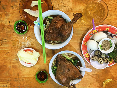 Mì vịt tiềm nấm đông cô với sợi mì giòn ngon và nước dùng đậm đà mùi thuốc Bắc