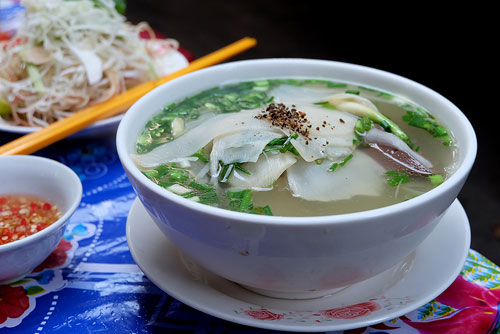 Tô miến vịt chợ Bàn Cờ được nấu theo khẩu vị người Bắc.