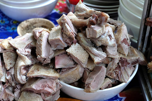 Thịt vịt miến vịt chợ Bàn Cờ được chặt miếng dày, mềm nhưng không bở.