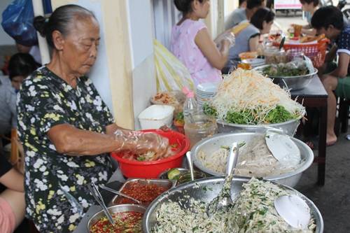 Bà Mông trộn mít cho khách tại quán mít trộn bà già Đà Nẵng