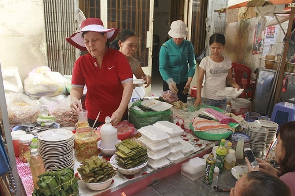 Nem chua nướng Sài Gòn kèm bánh Huế tại quán chợ Bàn Cờ