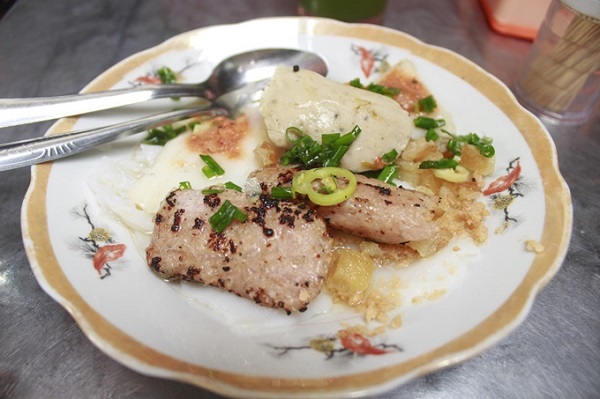 quan-nem-chua-nuong-kem-banh-hue-o-sai-gon-chi-2-tieng-la-het-hang-ivivu-2