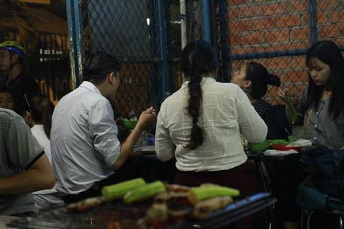 Bảy Nở còn là nơi tụ tập yêu thích của giới văn phòng sau những giờ làm việc căng thẳng.