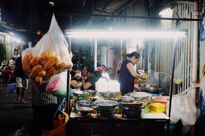 Quán ốc không tên, không biển hiệu này nằm ở đầu một con hẻm trên đường An Dương Vương, quận 5. Chủ quán là chị Hữu (43 tuổi) cho biết, quán bắt đầu mở từ năm 2000. Do nằm kế bên một trường mầm non mà quán còn được nhiều khách gọi là "quán ốc mầm non" cho dễ nhớ.
