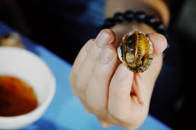 Những con sò huyết tươi rói được nướng lên, khi ăn rất ngọt. Các phần ăn được làm vừa đủ cho khoảng 2 - 3 người ăn, có giá từ 60.000 đồng một phần, tuỳ theo loại ốc và cách chế biến.