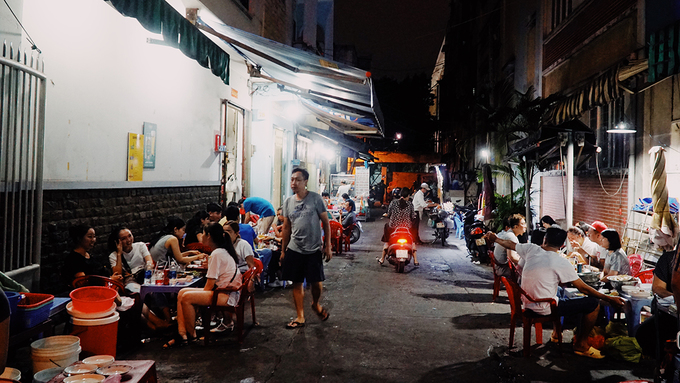 Quán nằm ở vỉa hè, khách sẽ được bố trí bàn ghế nhựa để ngồi ăn. Không gian được giữ sạch sẽ. Nhân viên phục vụ hơi chậm khi khách đông. Nếu đi xe máy đến, bạn phải gửi ở trường mầm non kế bên, giá 5.000 đồng một chiếc.