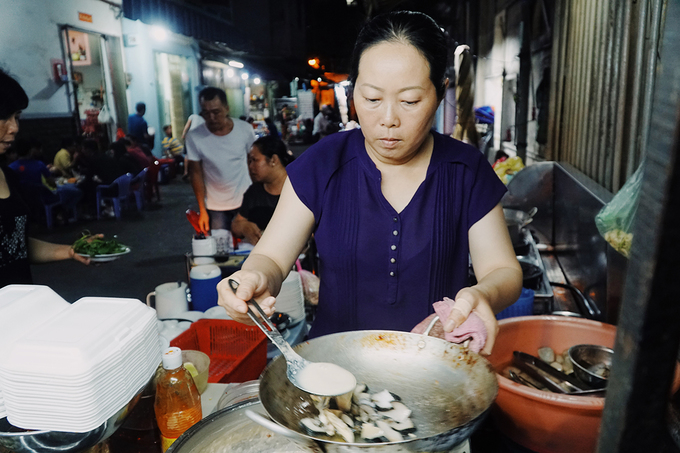 "Ban đầu chỉ kê một cái bàn gỗ để bày bán. Khách lúc đó cũng chưa đông như hiện tại", chị Hữu kể lại. Theo bà chủ, hiện khách của quán đa phần là khách quen, "lâu lâu mới có khách vãng lai".