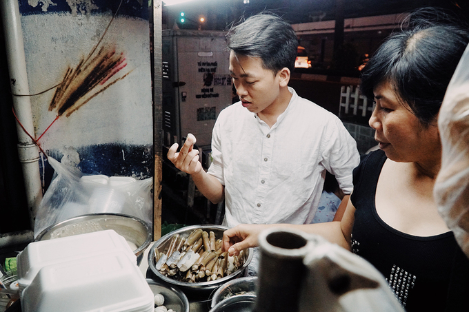 Quán có thực đơn in sẵn nhưng nhiều thực khách vẫn thích "đi chợ". Trên chiếc xe nhỏ được đặt sát bên con hẻm, chủ quán bày nhiều loại hải sản khác nhau. Bạn chỉ cần nói số lượng cũng như cách chế biến rồi quay về bàn ngồi đợi.  Ngay sau đó, đầu bếp gồm 2 người sẽ luân phiên thực hiện các yêu cầu của thực khách. Bếp cũng được đặt sát chiếc xe. Các món ăn được làm trực tiếp, toả mùi thơm nức mũi nếu đứng gần.