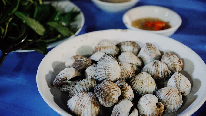 Sò huyết nướng ăn cùng nước mắm chua ngọt.