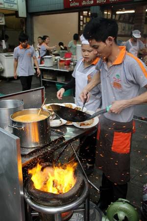 Những đầu bếp chế biến Pad Thai tại Thip Samai Pad Thai ngay trên vỉa hè cho du khách chiêm ngưỡng