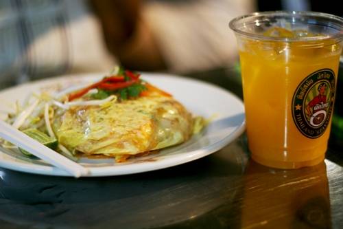 Món Pad Thai tại Thip Samai Pad Thai thơm ngon đi kèm với nước cam thượng hạng