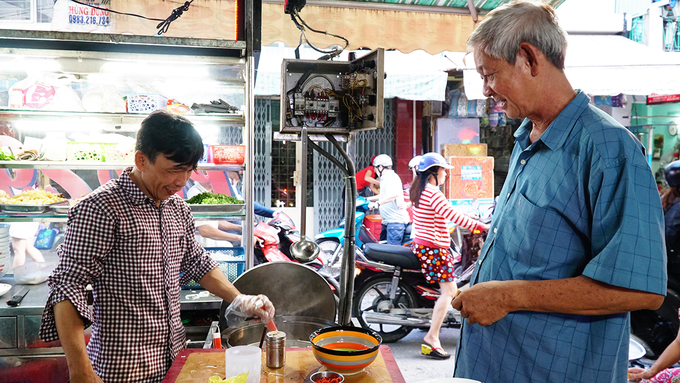 Quán phở nằm trong một căn nhà nhỏ trên đường Đoàn Văn Bơ, khu chợ Xóm Chiếu, quận 4. Con đường hẹp này hễ giờ tan tầm là đông đúc, nhưng nhiều người không ngại tìm đến quán để thưởng thức vị phở gia truyền.