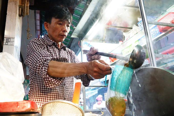 Ông Trần Tứ Thảo (50 tuổi) là chủ quán đời thứ 2 cho hay, quán do một người bác của ông mở hồi năm 1948 tại quận Thủ Đức. "Tôi dời về quận 4 từ năm 2007, đến nay cũng đã 7 năm tròn. Toàn bộ công thức đều được bác tôi chỉ dạy lại", ông Thảo kể.