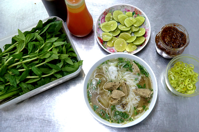 Bạn sẽ ngửi thấy mùi thuốc bắc thoang thoảng theo làn khói khi tô phở được bưng ra nhưng khi ăn lại không nặng vị thuốc bắc. Bánh phở mềm, sợi nhỏ. Các loại đồ nêm được bày sẵn trên bàn cho người có nhu cầu.