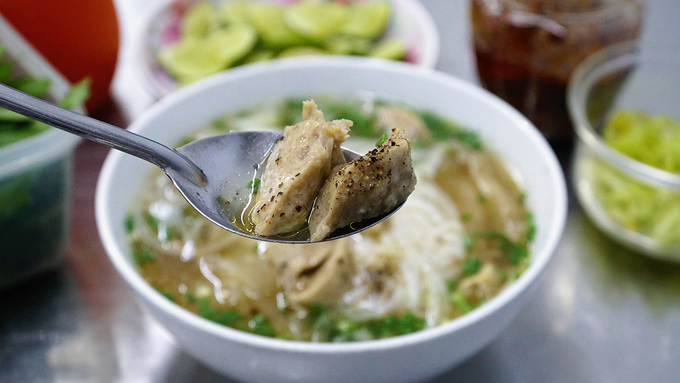 Giống với những địa chỉ có thâm niên khác, quán cũng tự tay làm một số nguyên liệu, đem lại sự đặc biệt cho món ăn nhằm giữ chân thực khách. Chẳng hạn, bò viên tại đây được một người bà con của ông Thảo làm. Miếng bò được nhiều người đánh giá có độ dai, giòn sần sật và ít bột.