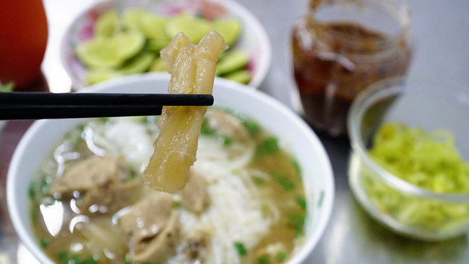 Nếu có dịp quay lại, bạn có thể gọi tô phở nạm, gầu, gân, lá sách... thay vì phở bò truyền thống. Mỗi một tô phở có giá 35.000 đồng.