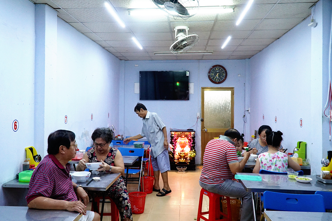 Quán nhỏ nhưng nhiều lúc đông không có chỗ ngồi, mở cửa từ khoảng hơn 16h, đến nửa đêm là đóng. Ông Ba sống ở gần quán cho biết đã ăn ở đây được hơn 2 năm. "Nước lèo là điều khiến tôi quay lại đây ăn nhiều lần", ông Ba nhận xét.  Còn anh Quý lại cho rằng, phở tại quán ông Thảo nấu không bỏ nhiều bột ngọt (mì chính) nên rất hợp với khẩu vị của các thành viên trong gia đình anh. "Tôi mới biết địa chỉ này, nhưng 4 thành viên trong gia đình đều đã là khách quen ở quán", anh Quý nói. Tuy nhiên, anh cũng cho rằng quán nên bán thêm buổi sáng vì phở cũng rất hợp để ăn sáng.