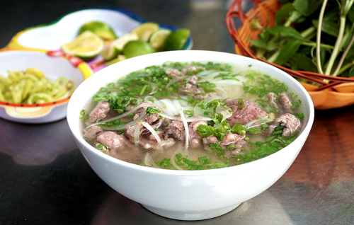 Quán phở gốc Bắc mở 24/24h ở trung tâm Sài Gòn