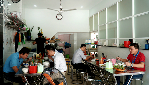 Quán có không gian thoáng và sạch. Ảnh: Di Vỹ.