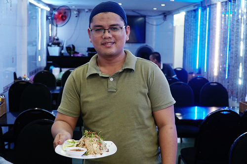 Bạn có thể chọn món nasi goreng seafood (cơm chiên hải sản) để đổi vị, món ăn có giá 65.000 đồng một suất. Ảnh: Di Vỹ.
