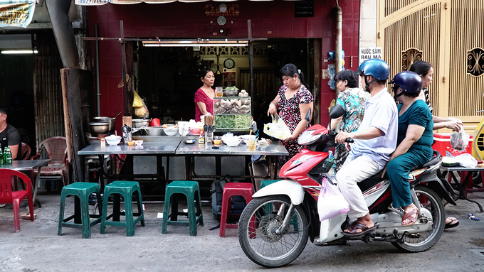 Bàn ghế quán phở chua Sài Gòn đã được cải thiện