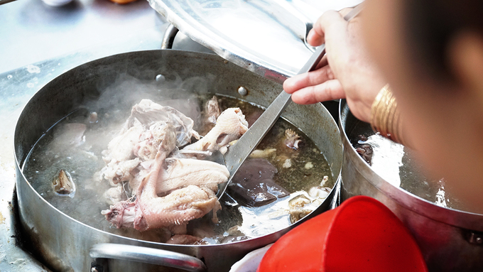 Chuẩn bị nguyên liệu cho phở chua Sài Gòn mỗi ngày