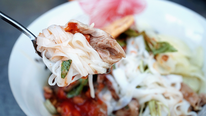 Nước sốt me đặc trưng của phở chua Sài Gòn