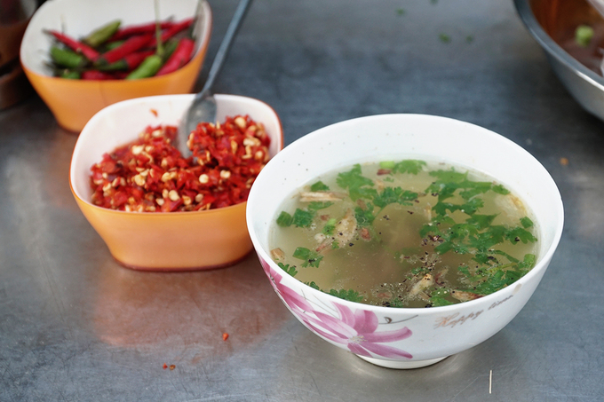 Nước súp gà ăn kèm phở chua Sài Gòn