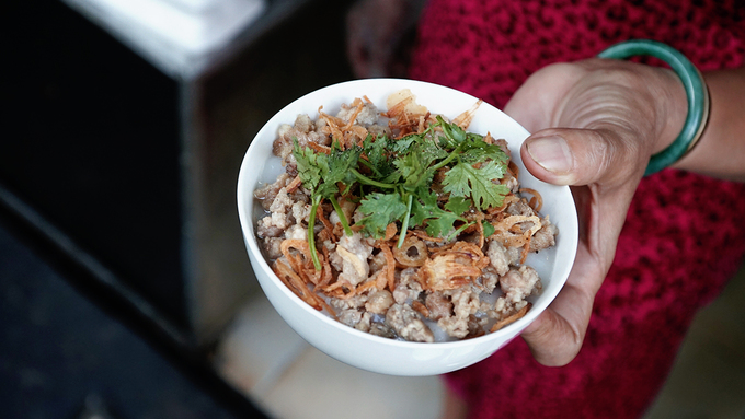 Khách hàng thưởng thức phở chua Sài Gòn