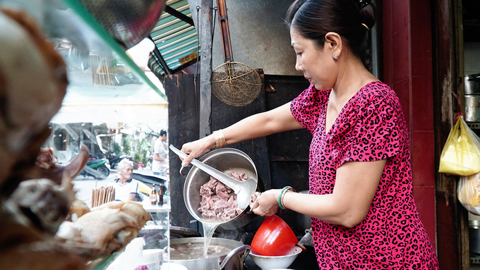 Là món du nhập từ nơi khác, phở chua không còn quá xa lạ với nhiều người dân miền Nam. Tuy nhiên, để tìm một quán ăn đúng vị ở Sài Gòn không phải là điều đơn giản.  Gọi là phở nhưng món có cách ăn và chế biến không giống như phở truyền thống. Thay vì chan bánh phở với nước lèo, điểm nhấn của phở chua chính là nước sốt chua ngọt màu nâu, sánh quyện được làm theo công thức gia truyền. Nước súp được nấu để ăn kèm bên ngoài với phở.