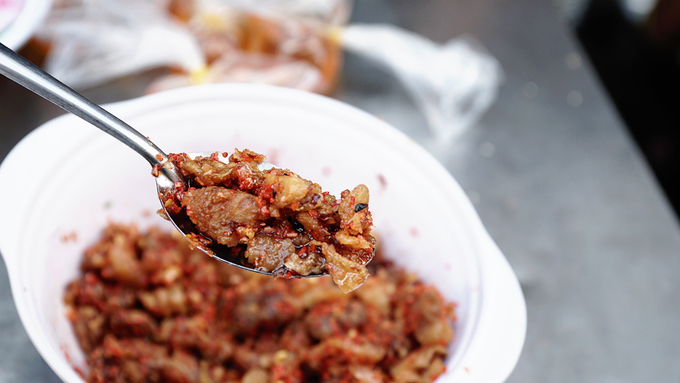 Nếu như phở bò hay phở khô phải nêm thêm chanh, tương đỏ, tương đen hay giấm tỏi... thì với phở chua, thứ đồ nêm khác biệt duy nhất là tóp mỡ sa tế. Tóp mỡ không quá giòn, cay the. Khách sau khi cho vào một lượng vừa đủ thì nên trộn đều lên để ăn ngon hơn.