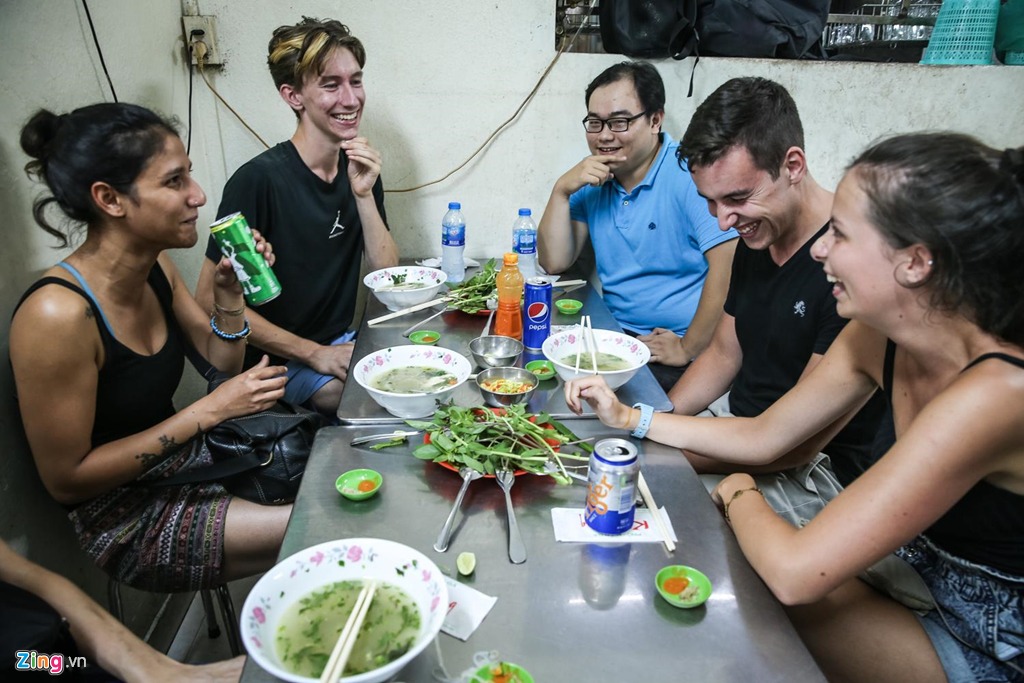 Du khách quốc tế thích phở miến gà Kỳ Đồng khi đến Sài Gòn