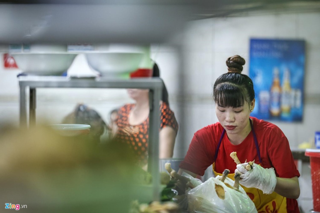 Nhân viên phở miến gà Kỳ Đồng nghỉ ngơi sau ca làm việc dài