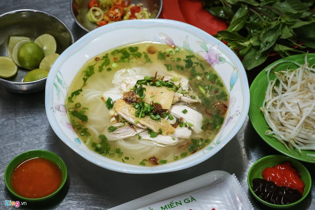 Gà ta dai ngon tại phở miến gà Kỳ Đồng quận 3 với màu da vàng bắt mắt