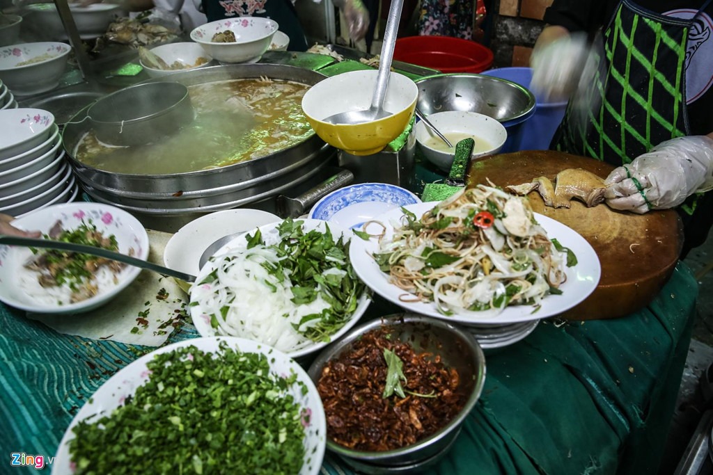Nước lèo đậm đà của phở miến gà Kỳ Đồng với đầy đủ rau thơm và hành khô