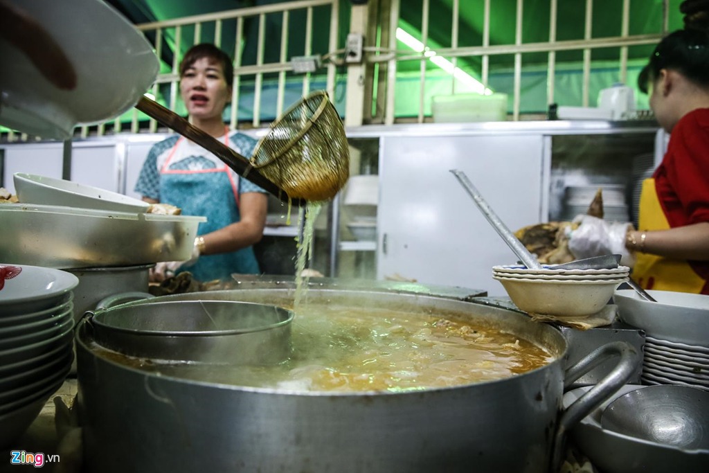 Nước lèo hầm xương gà tại phở miến gà Kỳ Đồng đậm đà thơm ngon