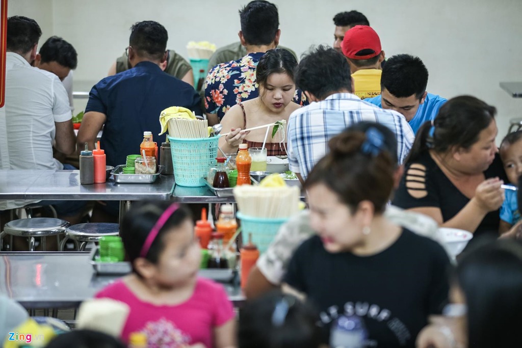 Thực khách Hà Nội ghé phở miến gà Kỳ Đồng và đánh giá cao hương vị