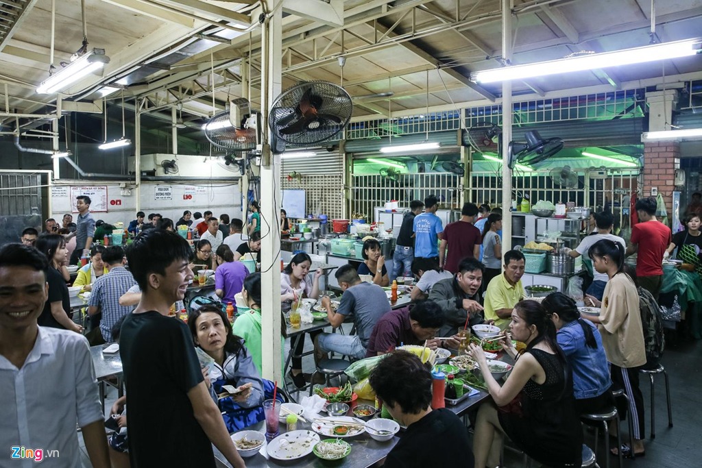 Phở miến gà Kỳ Đồng đông khách đến tận 22h với không khí gần gũi